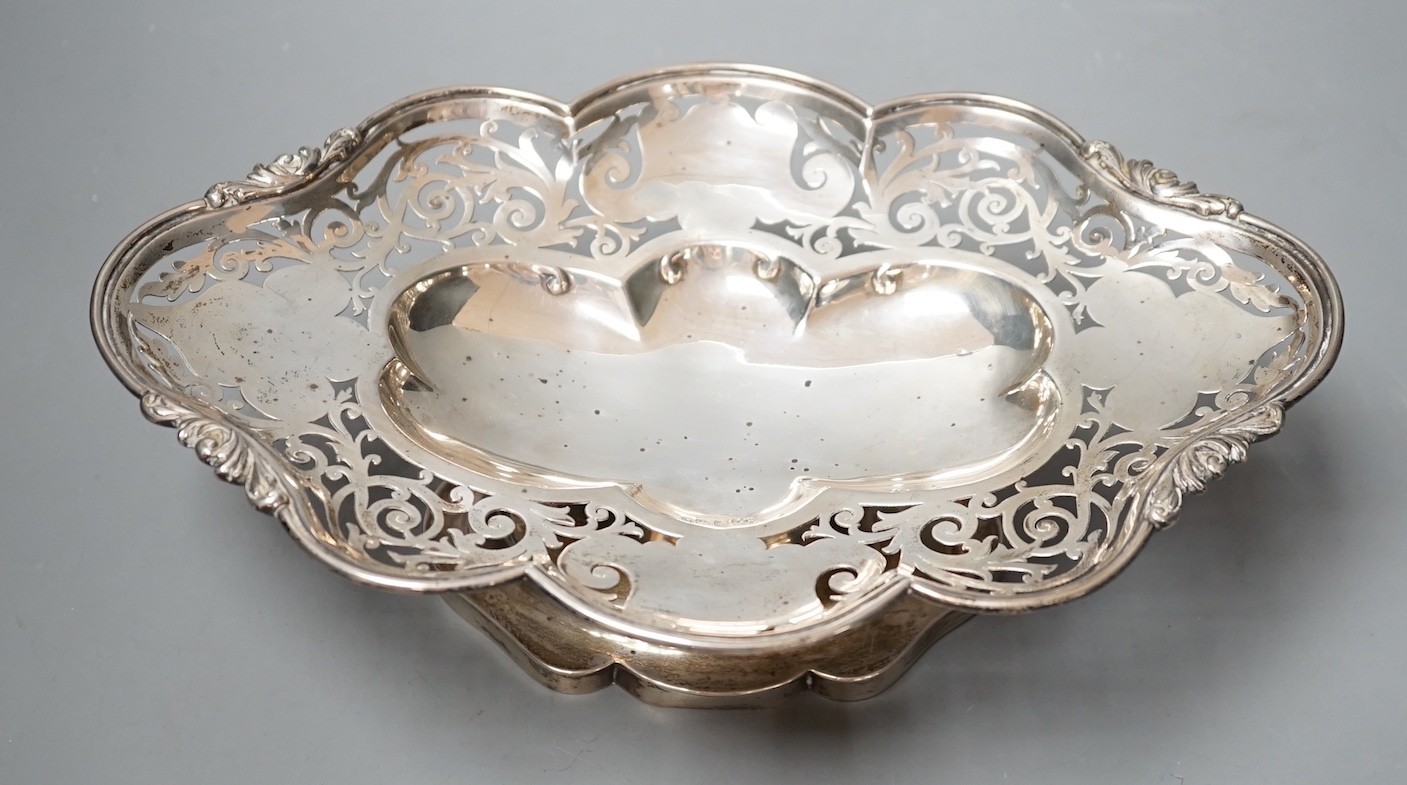 An Edwardian pierced silver oval pedestal dish, Alexander Clark Manufacturing Co. Sheffield, 1909, 29cm, 16oz.